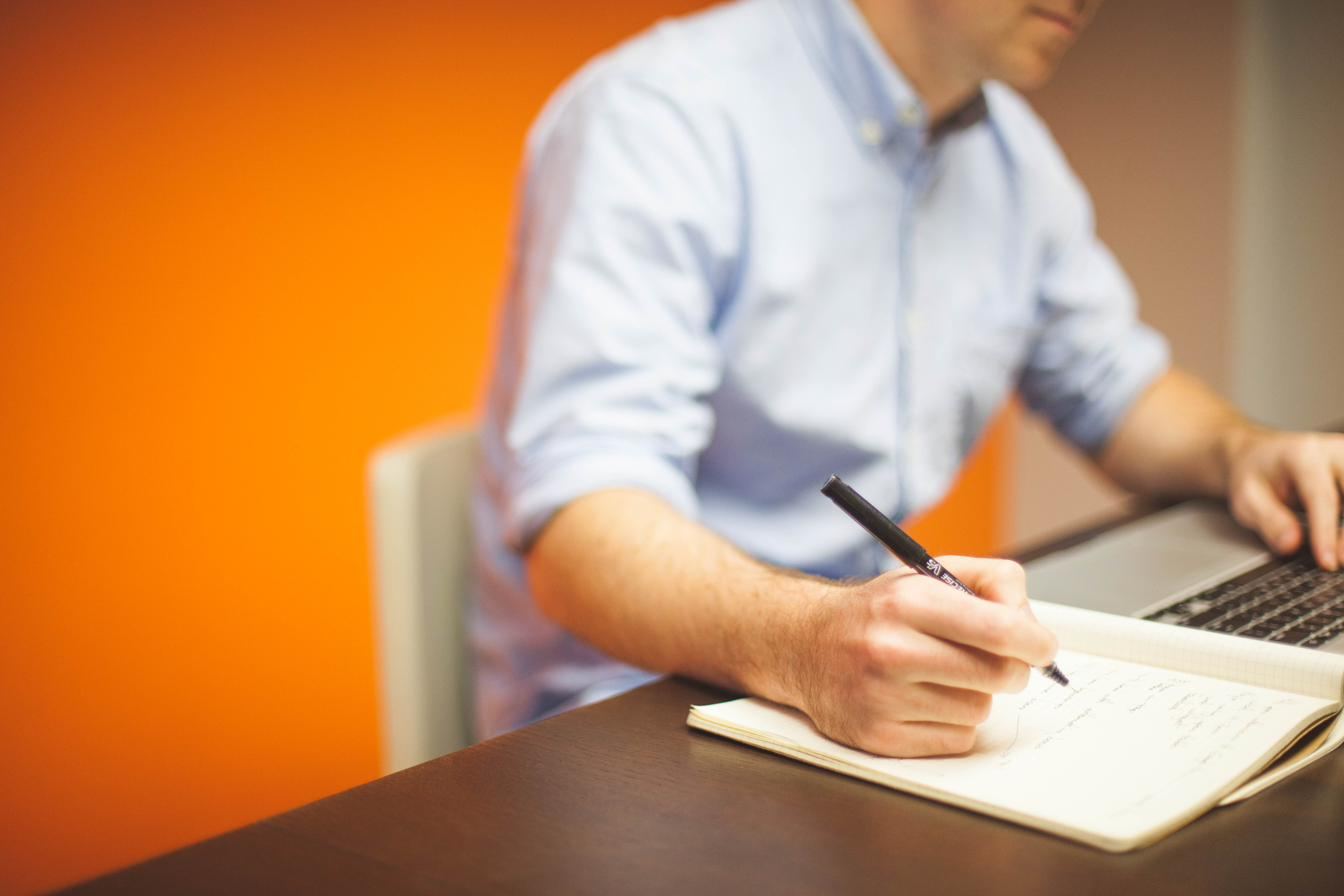 Duas pessoas analisando documentos sobre uma mesa, representando o cálculo de doações trazidas à colação no inventário
