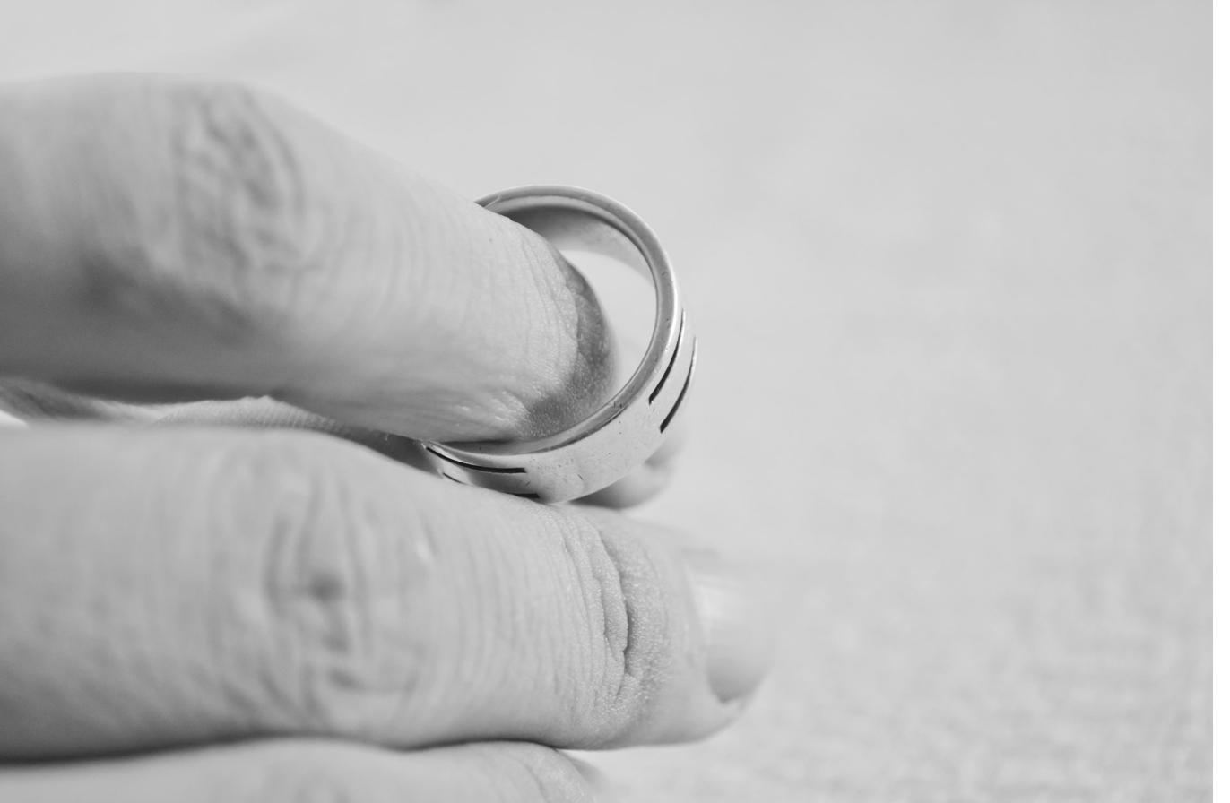 Aliança de casamento em close, em tom preto e branco, representando a anulação de um casamento
